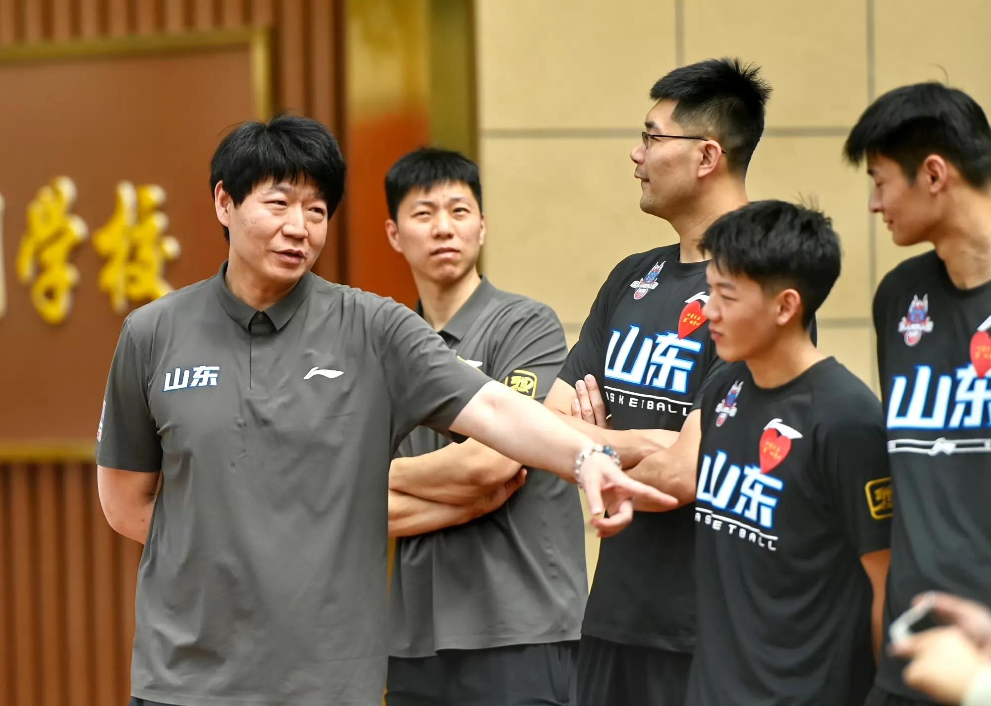 包含山东男篮发布备战花絮，今晨止住颓势，CBA季后赛任务艰巨，训练强度明显提升的词条